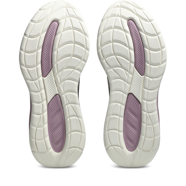 Billedet viser ydersålerne på Asics Gel-Cumulus 28 Dame-løbesko i farvekombinationen Black/Taro Purple, der har strukturerede hvide såler med lyselilla detaljer på hælen og forfoden.