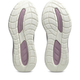 Billedet viser ydersålerne på Asics Gel-Cumulus 28 Dame-løbesko i farvekombinationen Black/Taro Purple, der har strukturerede hvide såler med lyselilla detaljer på hælen og forfoden.