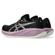 Et par Asics Gel-Cumulus 28 Dame-løbesko i farvekombinationen Black/Taro Purple med lyselilla såler, hvide ydersåler og hvide/lyserøde striber på siderne – vist set bagfra i trekvartvinkel – perfekte som neutrale træningssko.