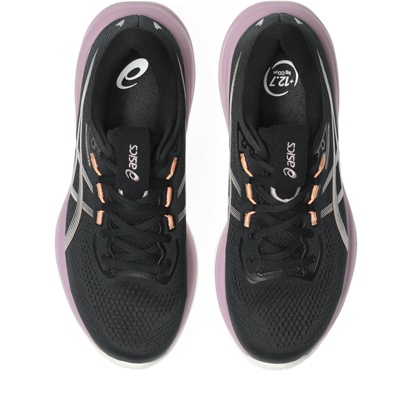 Et par Asics Gel-Cumulus 28 Dame i farvekombinationen sort/taro-lilla, set ovenfra med overdel i sort mesh, lyserøde øjenhulsdetaljer, hvide og iriserende sølvfarvede logoer på siden samt lyselilla ydersåler.