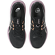 Et par Asics Gel-Cumulus 28 Dame i farvekombinationen sort/taro-lilla, set ovenfra med overdel i sort mesh, lyserøde øjenhulsdetaljer, hvide og iriserende sølvfarvede logoer på siden samt lyselilla ydersåler.