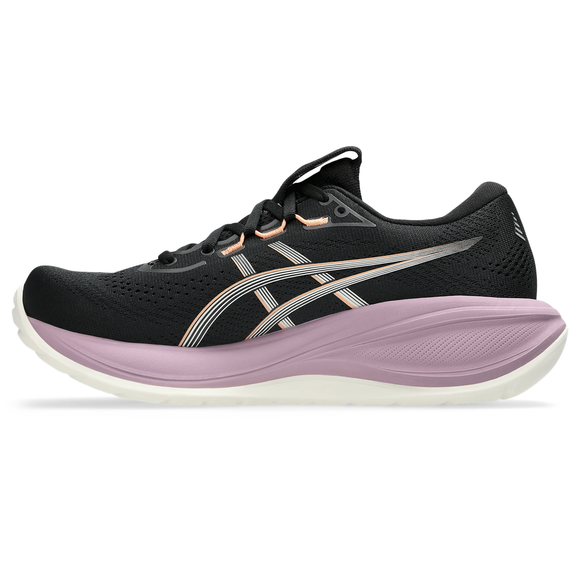 ASICS Gel-Cumulus 28 Dame i sort/taro-lilla har en overdel i mesh, sorte snørebånd, et hvidt og guldfarvet logo, en lavendelblå mellemsål og en hvid ydersål – en stilfuld, neutral træningssko, der sikrer komfort på en ensfarvet hvid baggrund.