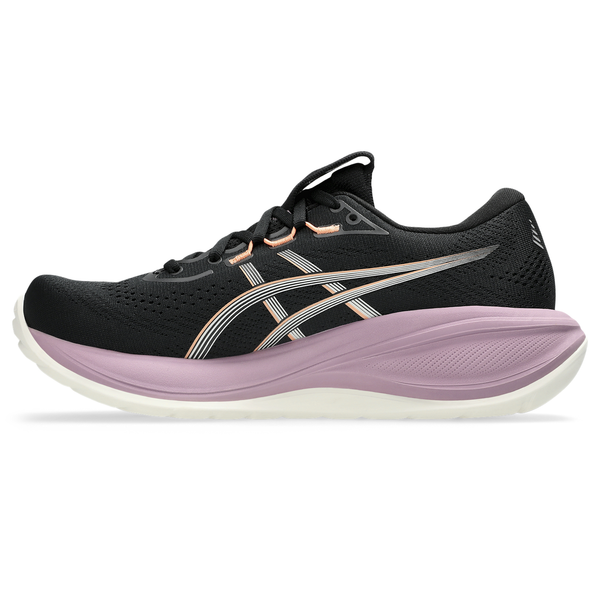 ASICS Gel-Cumulus 28 Dame i sort/taro-lilla har en overdel i mesh, sorte snørebånd, et hvidt og guldfarvet logo, en lavendelblå mellemsål og en hvid ydersål – en stilfuld, neutral træningssko, der sikrer komfort på en ensfarvet hvid baggrund.