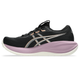 ASICS Gel-Cumulus 28 Dame i sort/taro-lilla har en overdel i mesh, sorte snørebånd, et hvidt og guldfarvet logo, en lavendelblå mellemsål og en hvid ydersål – en stilfuld, neutral træningssko, der sikrer komfort på en ensfarvet hvid baggrund.