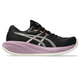 Asics Gel-Cumulus 28 Dame i sort/taro-lilla har en overdel i mesh, en hvid og lavendelblå buet sål samt lyserøde detaljer. Denne neutrale træningssko ses her set fra siden.