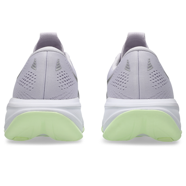 Et par Asics Gel-Cumulus 28 Dame løbesko i Dahlia/Illuminate Yellow set bagfra med lys overdel med perforerede detaljer og tykke hvide såler med farvet profil.