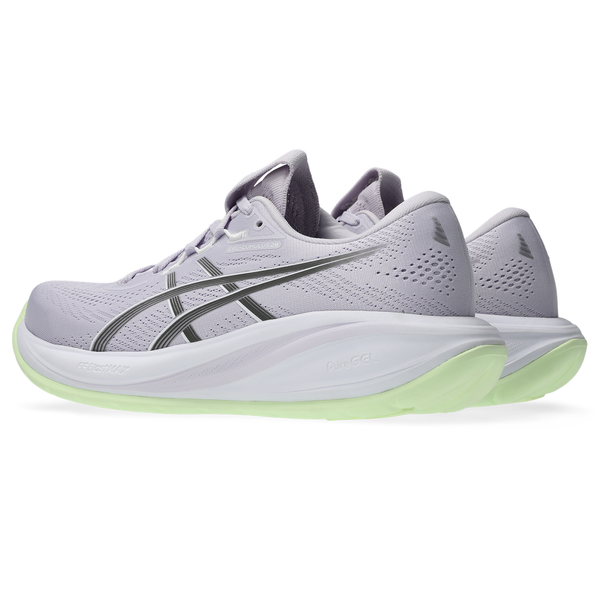 Et par Asics Gel-Cumulus 28 Dame løbesko i Dahlia/Illuminate Yellow, vist fra en vinkel bagfra på en hvid baggrund.