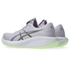 Et par Asics Gel-Cumulus 28 Dame løbesko i Dahlia/Illuminate Yellow, vist fra en vinkel bagfra på en hvid baggrund.
