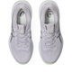 Et par ASICS Gel-Cumulus 28 Dame i Dahlia/Illuminate Yellow vises ovenfra på en hvid baggrund med overdel i mesh, snørebånd, mørkegrå sidestriber og hvide såler med gule detaljer ved tæerne.
