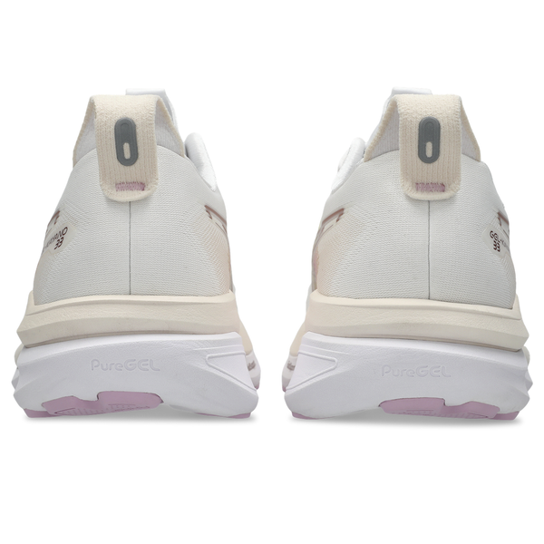 Bagfra ses et par Asics Gel-Kayano 33 Dame løbesko i White/Hazy Lilac med beige detaljer, hælstropper, "PureGEL" på mellemsålen og lyse lilla accenter for ekstra stabilitet.