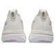Bagfra ses et par Asics Gel-Kayano 33 Dame løbesko i White/Hazy Lilac med beige detaljer, hælstropper, "PureGEL" på mellemsålen og lyse lilla accenter for ekstra stabilitet.