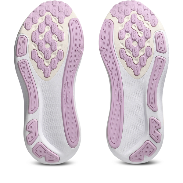Billedet viser sålerne på Asics Gel-Kayano 33 dame løbesko i White/Hazy Lilac, med hvid bund og strukturerede pink og beige gummisektioner for stabilitet, greb og støtte. Skoene står ved siden af hinanden og vender opad.