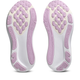 Billedet viser sålerne på Asics Gel-Kayano 33 dame løbesko i White/Hazy Lilac, med hvid bund og strukturerede pink og beige gummisektioner for stabilitet, greb og støtte. Skoene står ved siden af hinanden og vender opad.