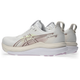 Et par Asics Gel-Kayano 33 løbesko dame i White/Hazy Lilac, med ekstra stabilitet, ASICS-logo på siden og GEL-KAYANO 33-tekst på hælen, vist mod en hvid baggrund.