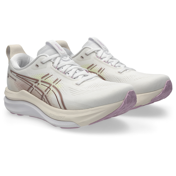 Et par hvide Asics Gel-Kayano 33 Dame-sneakers i White/Hazy Lilac med stabilitet, beige og lyserøde detaljer, struktureret sål og snørelukning vises på en almindelig hvid baggrund.