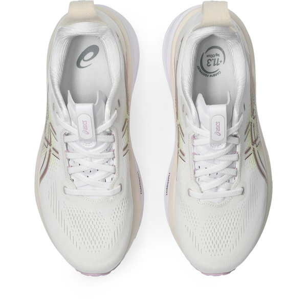Et par Asics Gel-Kayano 33 løbesko dame i White/Hazy Lilac ses ovenfra, hvor snørebånd, mesh og indersålens branding fremhæves. Subtile pastel-detaljer og hvide såler understreger komfort og stabilitet.