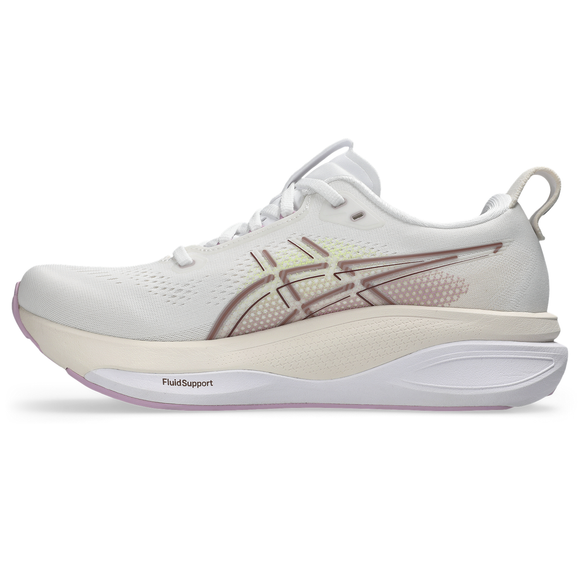 Asics Gel-Kayano 33 Dame i White/Hazy Lilac er en løbesko til kvinder med overdel i mesh, snørelukning og tyk polstret "FluidSupport"-sål for optimal stabilitet, med lys beige og lyserøde detaljer.