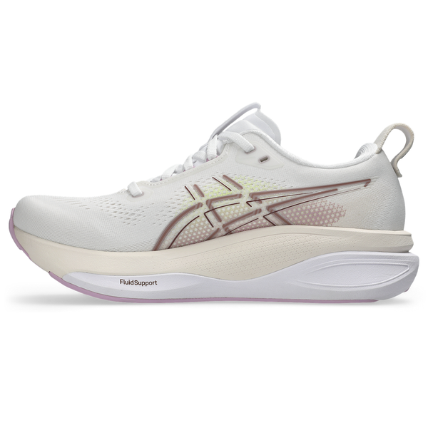 Asics Gel-Kayano 33 Dame i White/Hazy Lilac er en løbesko til kvinder med overdel i mesh, snørelukning og tyk polstret "FluidSupport"-sål for optimal stabilitet, med lys beige og lyserøde detaljer.