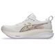 Asics Gel-Kayano 33 Dame i White/Hazy Lilac er en løbesko til kvinder med overdel i mesh, snørelukning og tyk polstret "FluidSupport"-sål for optimal stabilitet, med lys beige og lyserøde detaljer.
