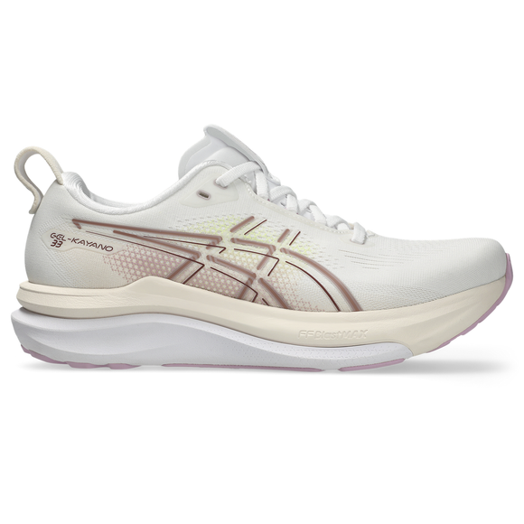 Asics Gel-Kayano 33 løbesko dame i White/Hazy Lilac har en tyk polstret sål for stabilitet, lyserøde og beige accenter og Gel-Kayano-branding nær hælen, vist på en almindelig hvid baggrund.