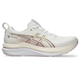 Asics Gel-Kayano 33 løbesko dame i White/Hazy Lilac har en tyk polstret sål for stabilitet, lyserøde og beige accenter og Gel-Kayano-branding nær hælen, vist på en almindelig hvid baggrund.