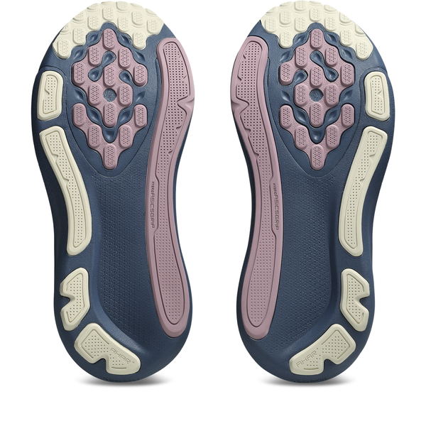 Udsigt til sålerne på Asics Gel-Kayano 33 Dame i Grand Shark/Taro Purple, der har en blå bund med cremefarvet og lilla gummislidbane. Det symmetriske, strukturerede design er inspireret af Asics og giver optimalt greb og støtte.