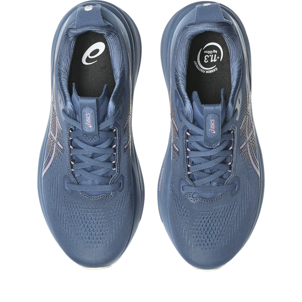 En top-down-visning af Asics Gel-Kayano 33 damesko i Grand Shark/Taro Purple med bundne snørebånd. Den højre indersål viser information om størrelse og komfort. Mesh-detaljer og ASICS-logoer fremhæver disse stabilitetssko.