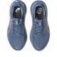 En top-down-visning af Asics Gel-Kayano 33 damesko i Grand Shark/Taro Purple med bundne snørebånd. Den højre indersål viser information om størrelse og komfort. Mesh-detaljer og ASICS-logoer fremhæver disse stabilitetssko.