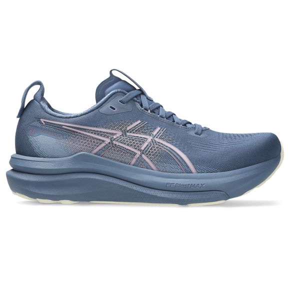 Et sidebillede af Asics Gel-Kayano 33 Dame i Grand Shark/Taro Purple med en tyk sål, pink accentlinjer og en trækflig på hælen, vist mod en hvid baggrund.