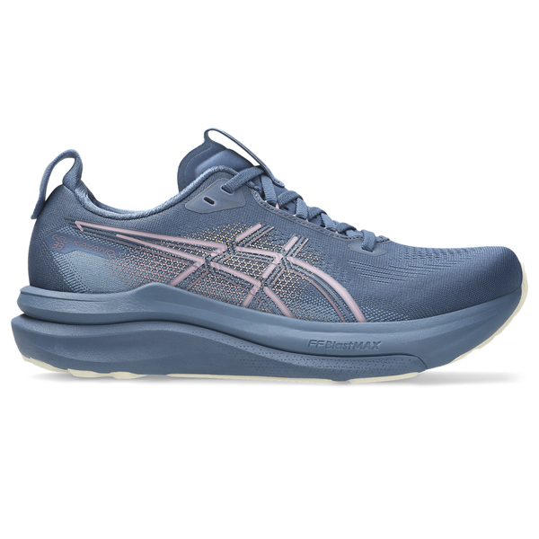Et sidebillede af Asics Gel-Kayano 33 Dame i Grand Shark/Taro Purple med en tyk sål, pink accentlinjer og en trækflig på hælen, vist mod en hvid baggrund.