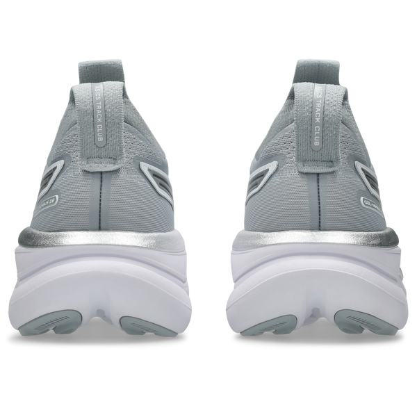 Asics Gel-Nimbus 28 dame løbesko i Piedmont Grey/Pure Silver "Atc" set bagfra med hvide såler, sølvfarvede detaljer og trækflige ved hælen, vist på en almindelig hvid baggrund.