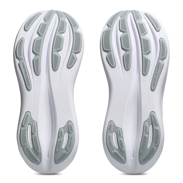 Et par hvide sneaker-såler med grå teksturerede gummigrebsmønstre, inspireret af Asics Gel-Nimbus 28 Dame i Piedmont Grey/Pure Silver "Atc", med buede riller, segmenterede grebsområder og stødabsorbering.