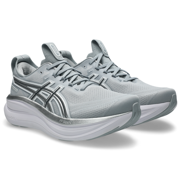 Asics Gel-Nimbus 28 Dame i Piedmont Grey/Pure Silver "Atc" har overdel i mesh, sølvfarvede detaljer, hvide mellemsåler, grå ydersåler, snørebånd, sidelogo og fremragende stødabsorbering til behagelige løbeture.