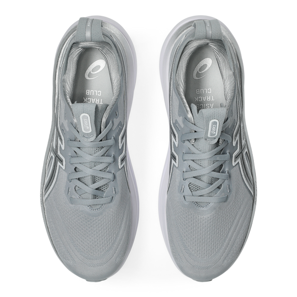 Et par Asics Gel-Nimbus 28 dame løbesko i Piedmont Grey/Pure Silver "Atc" set ovenfra mod en hvid baggrund, med snørebånd, mesh-overdel og ASICS TRACK CLUB label på indersålen, kendt for stødabsorbering.