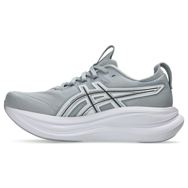Asics Gel-Nimbus 28 dame løbesko i Piedmont Grey/Pure Silver "Atc" har et mesh-overmateriale med signaturstriber, en tyk hvid sål til stødabsorbering samt snørelukning og hvide/sølv detaljer.