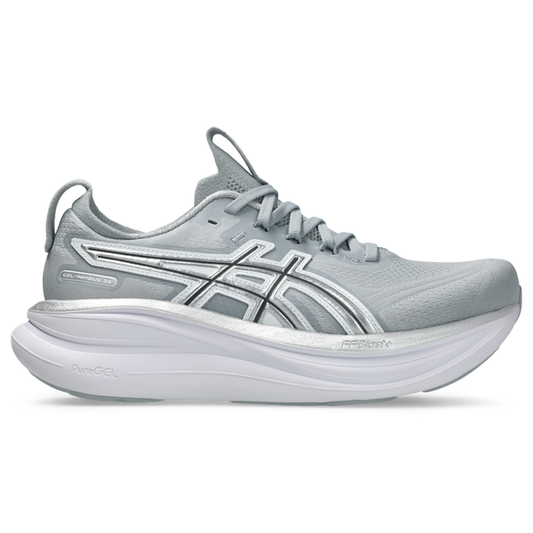 Asics Gel-Nimbus 28 Dame i Piedmont Grey/Pure Silver "Atc" har en overdel i lysegråt mesh, hvid og sølvfarvet sål, sølvfarvet sidestribe og polstret mellemsål, der giver fremragende stødabsorbering - her set fra siden.