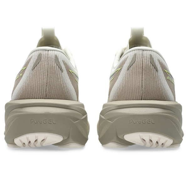 Bagfra-billede af et par beige og hvide Asics GT-2000 15-løbesko til kvinder i farvekombinationen Birch/Greige, med tykke, strukturerede såler mærket PureGEL. Det netlignende materiale sikrer god åndbarhed, mens der er diskrete grønne detaljer ved hælen. Disse stabilitetssko er designet som løbesko til kvinder og kombinerer støtte og stil til hver eneste løbetur.