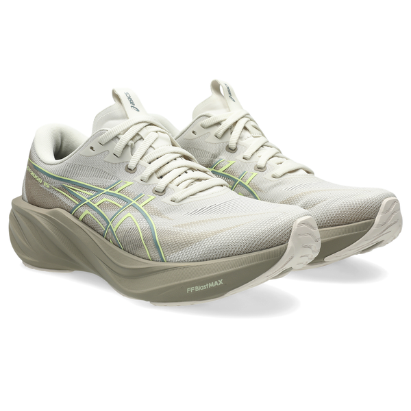 Et par Asics GT-2000 15 dame-løbesko i farvekombinationen Birch/Greige, med tykke, stødabsorberende såler, overdel i mesh og snørelukning. Disse stabilitetssko er placeret i en vinkel for at fremhæve både side- og forfra-udsigten på en hvid baggrund.