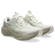 Et par Asics GT-2000 15 dame-løbesko i farvekombinationen Birch/Greige, med tykke, stødabsorberende såler, overdel i mesh og snørelukning. Disse stabilitetssko er placeret i en vinkel for at fremhæve både side- og forfra-udsigten på en hvid baggrund.