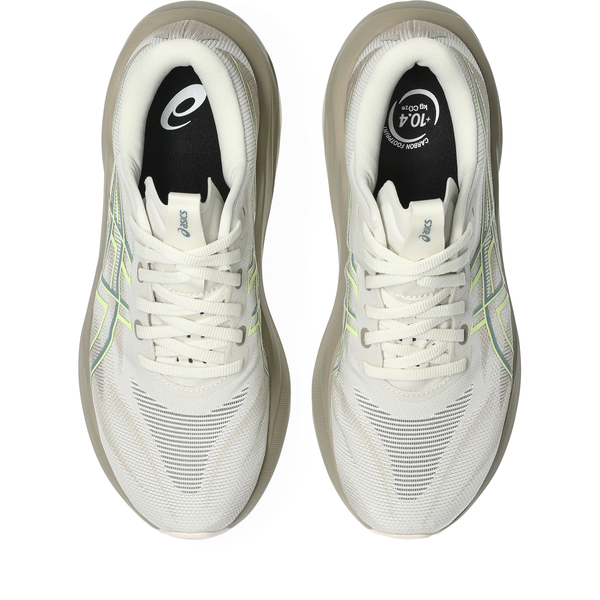 Oversigtsbillede af et par hvide ASICS Gt-2000 15 dame-løbesko i farven Birch/Greige med lysegrønne og gule detaljer, hvide snørebånd og grå såler. Disse stabilitetssko har sorte indlægssåler med ASICS-logoet og tekst om fodens stilling.