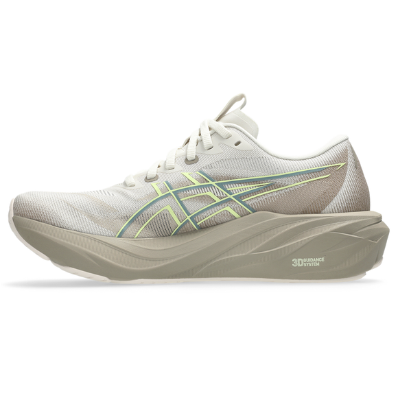 En lysbeige ASICS GT-2000 15 dame-løbesko i farvekombinationen Birch/Greige, med en tyk, stødabsorberende sål, diskrete grønne og gule detaljer samt en åndbar overdel i mesh. På siden ses et konturtegnet ASICS-logo og teksten »3D GUIDANCE SYSTEM« tæt på hælen, hvilket understreger den berømte stabilitet i denne GT-2000 15 stabilitetssko.
