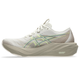 En lysbeige ASICS GT-2000 15 dame-løbesko i farvekombinationen Birch/Greige, med en tyk, stødabsorberende sål, diskrete grønne og gule detaljer samt en åndbar overdel i mesh. På siden ses et konturtegnet ASICS-logo og teksten »3D GUIDANCE SYSTEM« tæt på hælen, hvilket understreger den berømte stabilitet i denne GT-2000 15 stabilitetssko.