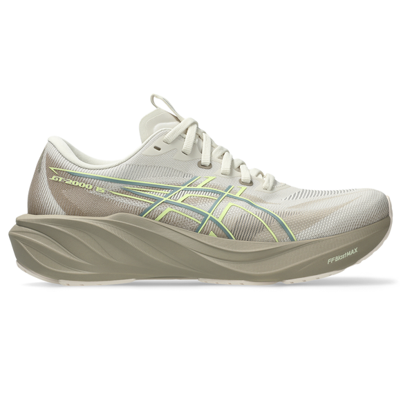 Et par ASICS GT-2000 15-løbesko til kvinder i farverne birch og greige med en tyk, buet sål, overdel i mesh og snørebånd. Denne stabilitetssko har ASICS-logo og modeloplysninger på siden samt teksten »FF BLAST MAX« trykt på sålen tæt på tåen.