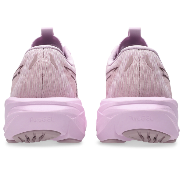 Et par ASICS GT-2000 15 dame-løbesko i farvekombinationen Hazy Lilac/Taro Purple ses set bagfra på en hvid baggrund, hvilket fremhæver de tykke gummisåler og PureGEL-logoet på hver hæl – ideelle til dem, der søger stabilitetssko til løb.