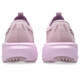 Et par ASICS GT-2000 15 dame-løbesko i farvekombinationen Hazy Lilac/Taro Purple ses set bagfra på en hvid baggrund, hvilket fremhæver de tykke gummisåler og PureGEL-logoet på hver hæl – ideelle til dem, der søger stabilitetssko til løb.