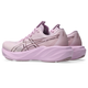 Et par Asics GT-2000 15 dame-løbesko i farvekombinationen Hazy Lilac/Taro Purple, med et bølget såldesign, overdel i mesh og mørkrosa detaljer, vist i en trekvart bagfra-vinkel på en ensfarvet hvid baggrund.