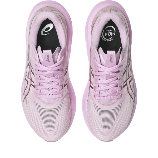 Et par Asics GT-2000 15 løbesko til kvinder i farven Hazy Lilac/Taro Purple, set ovenfra. Disse sportslige løbesko har snørebånd, en sort indersål med størrelsesangivelse og en overdel i åndbart mesh. Asics-logoet er synligt på tungen og på siden af hver sko, hvilket gør disse stabilitetssko perfekte til at give pålidelig støtte under dine løbeture.