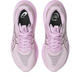 Et par Asics GT-2000 15 løbesko til kvinder i farven Hazy Lilac/Taro Purple, set ovenfra. Disse sportslige løbesko har snørebånd, en sort indersål med størrelsesangivelse og en overdel i åndbart mesh. Asics-logoet er synligt på tungen og på siden af hver sko, hvilket gør disse stabilitetssko perfekte til at give pålidelig støtte under dine løbeture.