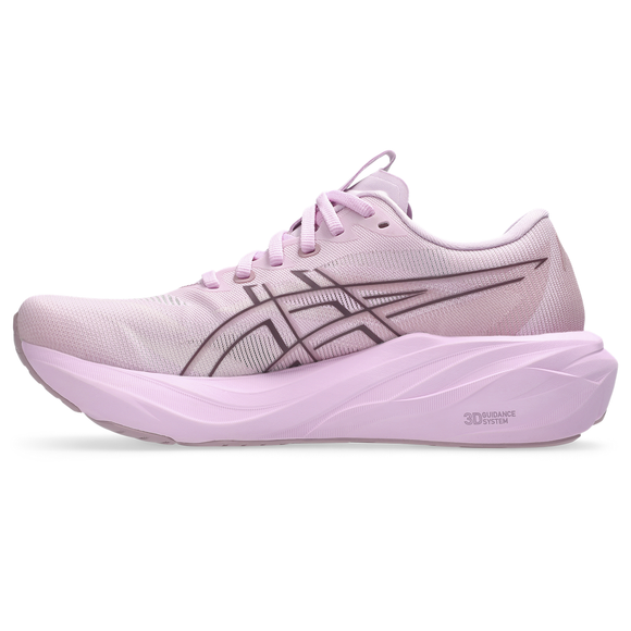 Vi præsenterer Asics GT-2000 15 Dame i farven Hazy Lilac/Taro Purple – en lyserød løbesko til kvinder, der er designet til optimal ydeevne. Denne sportslige løbesko har en åndbar overdel i mesh, en sikker snørelukning og en tyk, stødabsorberende sål, der sikrer komfort ved hvert skridt. Designet fremhæves af et mørkrosa Asics-logo og et struktureret mønster på siden, der giver både stil og støtte. Den er perfekt som stabilitetssko til løb og er ideel til dem, der søger øget stabilitet under deres løbetur.