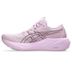 Vi præsenterer Asics GT-2000 15 Dame i farven Hazy Lilac/Taro Purple – en lyserød løbesko til kvinder, der er designet til optimal ydeevne. Denne sportslige løbesko har en åndbar overdel i mesh, en sikker snørelukning og en tyk, stødabsorberende sål, der sikrer komfort ved hvert skridt. Designet fremhæves af et mørkrosa Asics-logo og et struktureret mønster på siden, der giver både stil og støtte. Den er perfekt som stabilitetssko til løb og er ideel til dem, der søger øget stabilitet under deres løbetur.